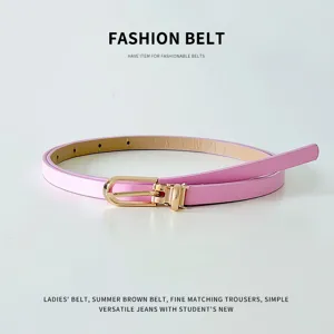 Sottile cintura in ecopelle rosa con fibbia dorata, dettaglio elegante per abiti e pantaloni.