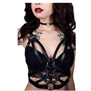 Δερμάτινο λουρί σώματος goth punk στηθόδεσμος με μεταλλικούς κρίκους λεπτομέρειες.