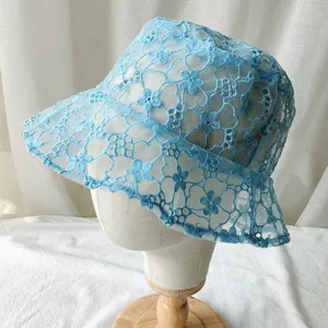 Dettaglio cappello da pescatore in pizzo floreale blu, cappello parasole estivo.