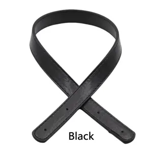 Primer plano de la correa de bolso de cuero PU negro de 1,8 cm con doble costura y bordes.