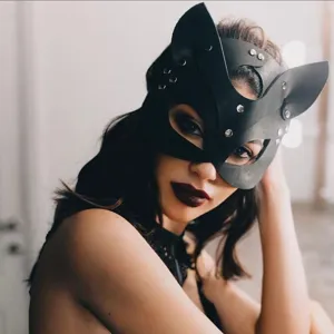 Schwarze Leder-Katzenmaske mit Nieten und Strasssteinen, ideal für Partys und Events.
