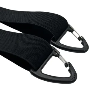 Gros plan sur les bretelles élastiques noires avec clips mousquetons en plastique résistant.