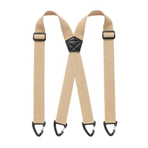 Dettaglio bretelle elastiche uomo outdoor con fettuccia a spina di mais e moschettoni.