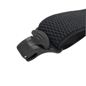 Dettaglio cinturino bretella tattica nera con fibbia in plastica resistente, attrezzatura outdoor.