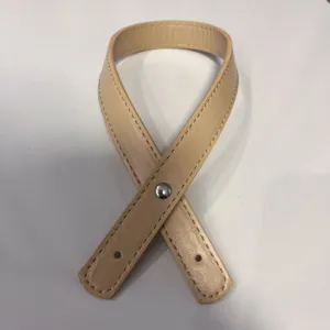 Detalle de la correa de cuero PU beige de 1,8x45cm con remache para bolsos DIY.