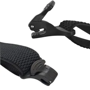Vista dettagliata della larga bretella nera con trama a mais e clip in plastica resistente.
