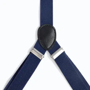 Detalle de los tirantes elásticos azules para hombre con unión de cuero negro y clips