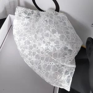 Dettaglio cappello secchiello pizzo bianco, cappello sole estate floreale traspirante.