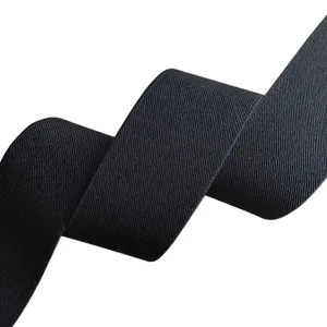 Dettaglio in primo piano della fascia elastica nera che mostra una trama tessuta fine.