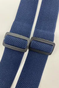 Détail de bretelles élastiques réglables pour hommes avec boucles en plastique noir solides.