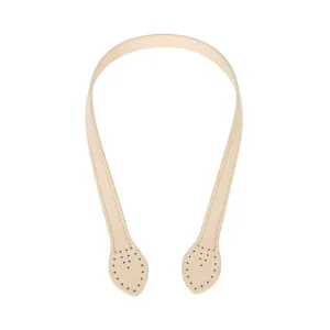Detalle del asa de correa de bolsa de cuero sintético beige con agujeros de costura