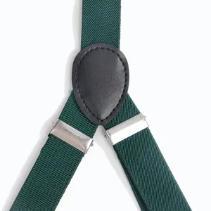 Detalle macro de los tirantes elásticos verde oscuro para hombre con pieza de cuero