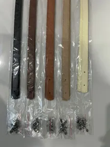 Detalle de correas de bolso de cuero PU multicolor con remaches metálicos para bricolaje