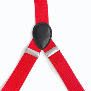 Detalle de tirantes elásticos rojos para hombre con unión de cuero negro y clips plata