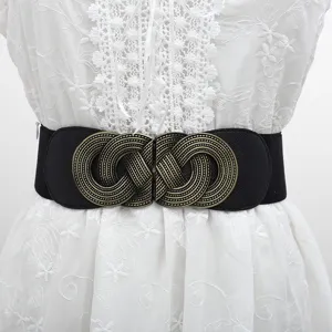 Vista dettagliata della cintura elastica larga da donna con fibbia vintage in metallo.