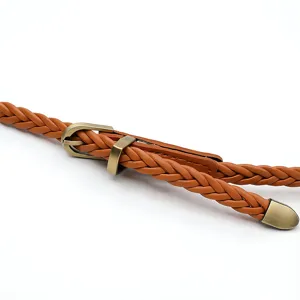 Vista dettagliata di una cintura treccia marrone da donna con fibbia in bronzo.