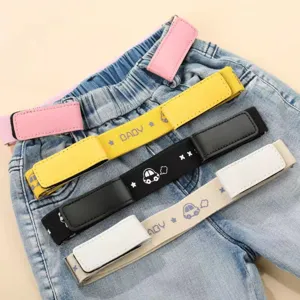 Comoda cintura elastica invisibile per bambini allungabile con simpatico motivo auto e colori vivaci.
