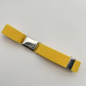 Dettaglio cintura elastica gialla per bambini, larghezza 2.5cm con fibbia metallica.
