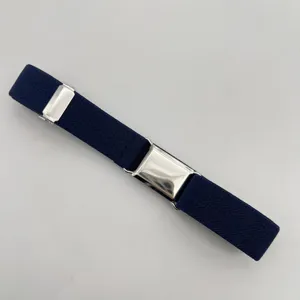 Dettaglio della cintura elastica per bambini con fibbia in metallo argentato regolabile.