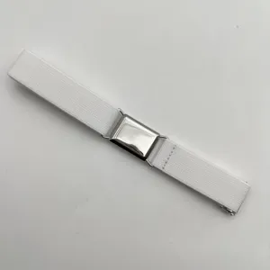 Dettaglio della cintura elastica bianca per bambini con fibbia in metallo argento regolabile.