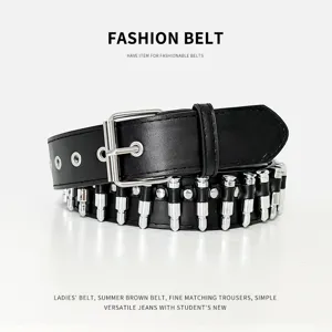 Cintura in pelle nera in stile punk con borchie a proiettile in metallo e fibbia.