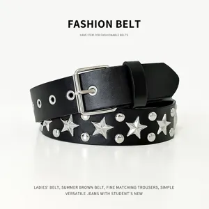 Cintura in pelle nera da donna con borchie e stelle argentate per jeans e pantaloni.