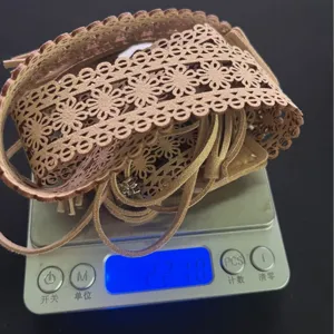 Cintura da donna boho retrò traforata in microfibra vista principale su bilancia digitale