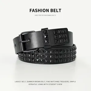 Cintura in pelle nera con borchie donna, borchie piramidali quadrate, fibbia in metallo.