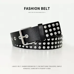 Cintura in pelle nera in stile punk con borchie piramidali in metallo e fibbia.