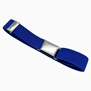 Primo piano della cintura elastica blu royal per bambini con fibbia in metallo lucido.