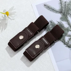 Dettaglio della cintura elastica marrone senza fibbia, perfetta per jeans comodi e pratici.