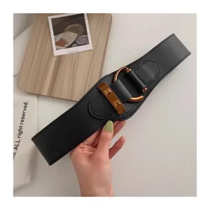 Vista dettagliata di una cintura elastica nera alla moda con fibbia in bronzo vintage