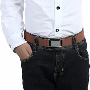 Dettaglio cintura elastica marrone per bambini, vita regolabile da 2,5 cm per ragazzi e ragazze.