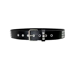 Cintura in pelle nera con occhielli in metallo e borchie a piramide quadrata stile punk.
