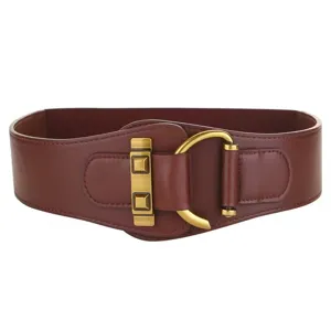 Vista dettagliata di un'ampia cintura bordeaux con fibbia in ottone vintage e un anello.