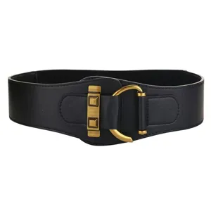 Dettaglio cintura larga elastica nera con fibbia dorata vintage per cappotto.