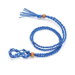 Nahaufnahme Detail des blauen handgefertigten Kristall Stein Halter Halskette Seils mit Holzperlen