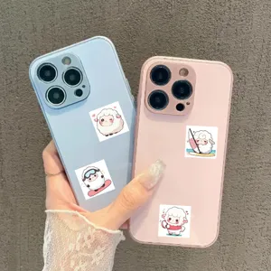 Simpatici adesivi con pecorelle su custodie per smartphone rosa e blu vista dettaglio