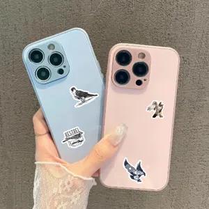 Nahaufnahme von realistischen Adler- und Falkenaufklebern auf blauen und rosa iPhones
