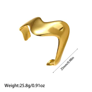 Detalle de brazalete ancho de oro ondulado con medidas de peso y tamaño exactas