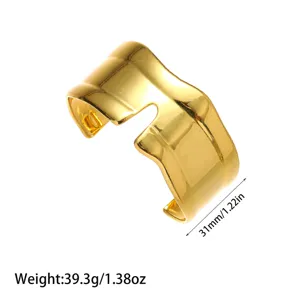 Vista detallada de un brazalete ancho chapado en oro de 18K con peso y dimensiones