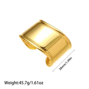 Vista detallada del brazalete ancho de acero de titanio chapado en oro 18K con peso
