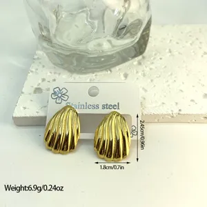 Detail showing dimensions and weight of golden shell-shaped stainless steel earrings.
