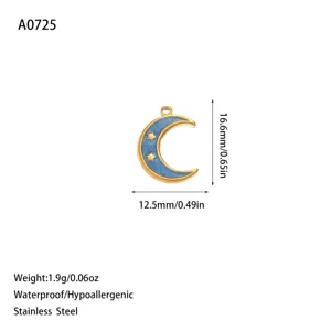 Vue détaillée de la taille du pendentif lune en émail bleu avec étoiles dorées