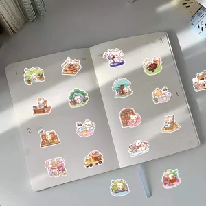 Vista detallada de lindas pegatinas de gatos decoradas en una página de cuaderno