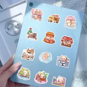 Vista detallada de pegatinas de gatos de dibujos animados en una tableta azul claro