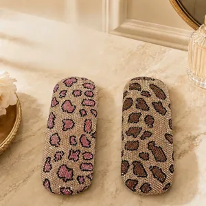 Detailansicht luxuriöser Brillenetuis mit Strass-Leopardenmuster auf Marmortisch