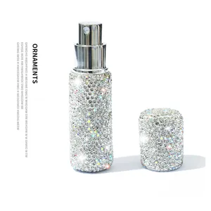 Detalle de mini frasco pulverizador de perfume de 5ml con pedrería plateada