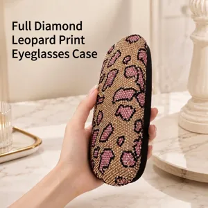 Detailansicht eines luxuriösen Brillenetuis mit Leopardenmuster und glitzernden Strass.