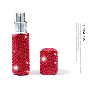 Primer plano del frasco de perfume recargable de lujo con diamantes de imitación rojos